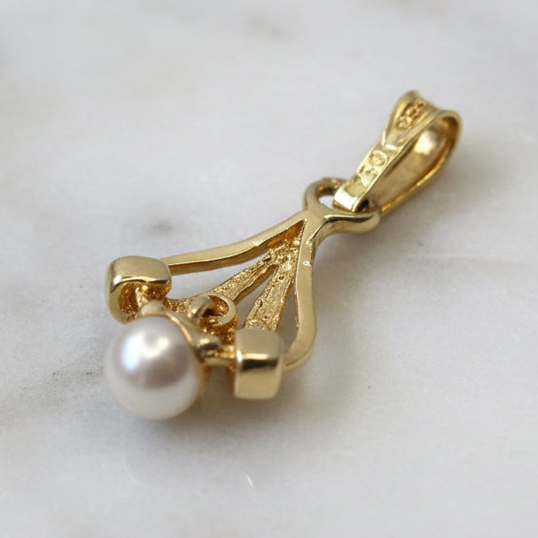 18ct Gold Diamond & Pearl Drop Pendant Necklace