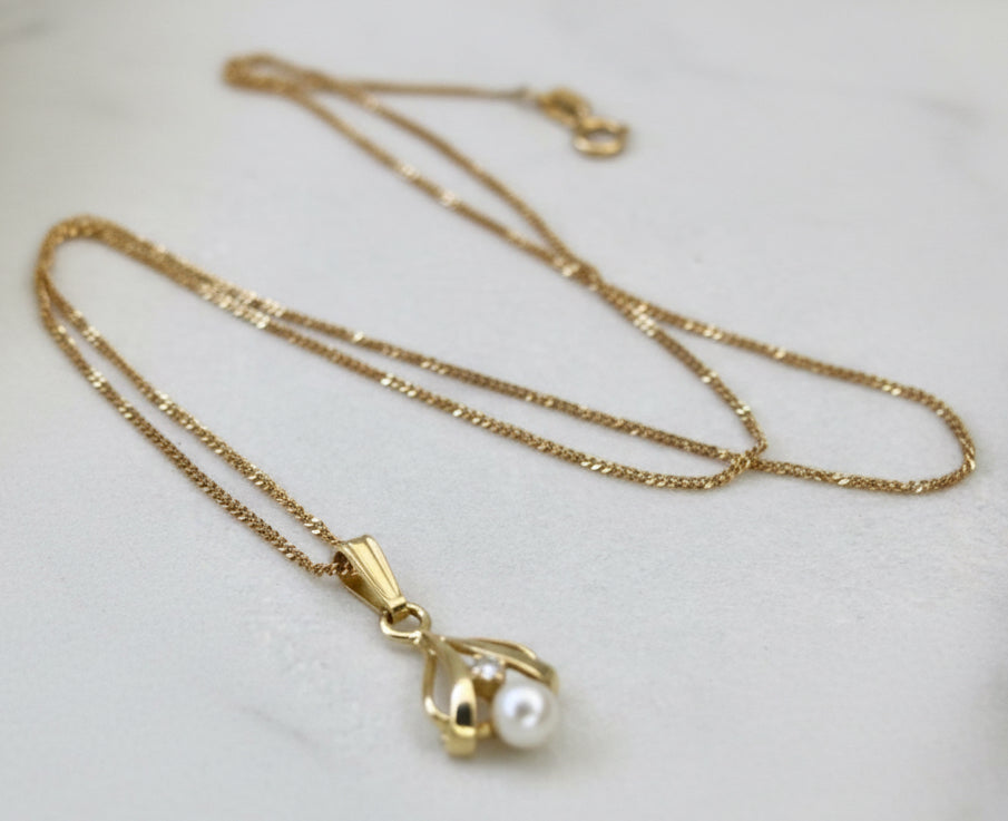 18ct Gold Diamond & Pearl Drop Pendant Necklace