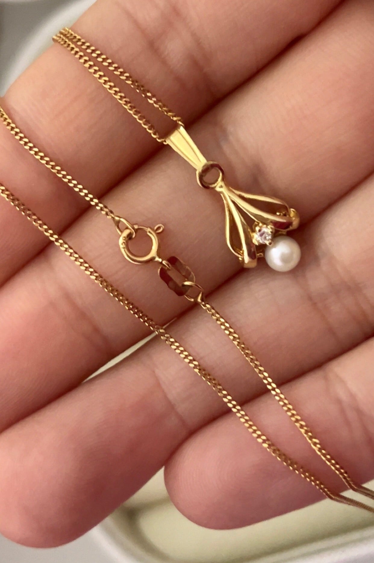 18ct Gold Diamond & Pearl Drop Pendant Necklace