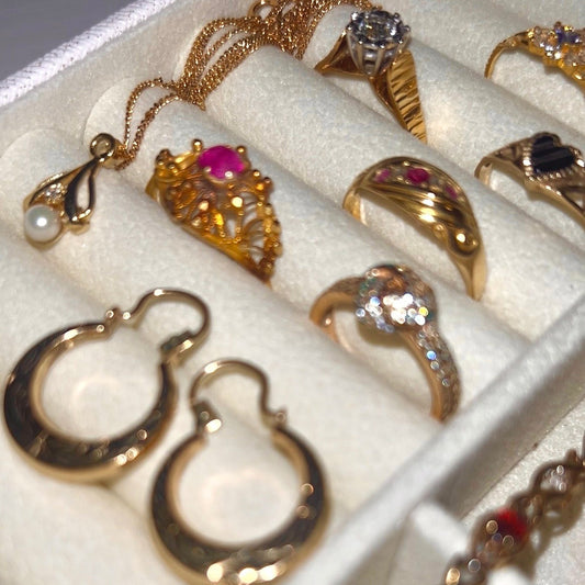 Vintage solid gold rings and earrings displayed in a jewellery box- L’AURUM VINTAGE